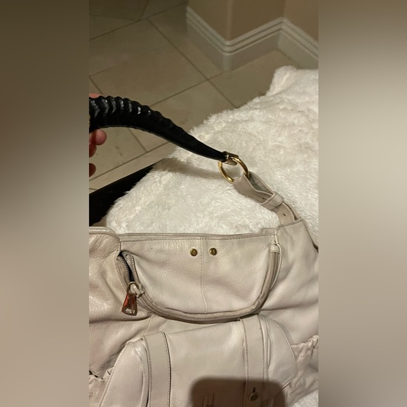 VINTAGE Yves Saint Laurent
White leather Mala Mala Horn Bag - Picture 3 of 6